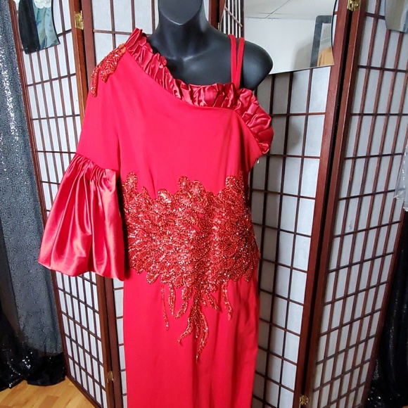 Formal gown - Picture 2 of 3